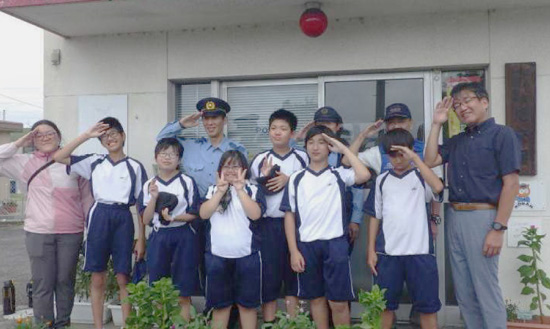 地元中学生が交番に花のプレゼント　日ごろの警察活動に感謝示す