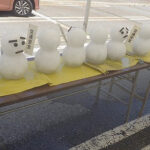 無事故でおゆき（お雪）　岐阜県飛騨署が季節外れの雪だるま並べる