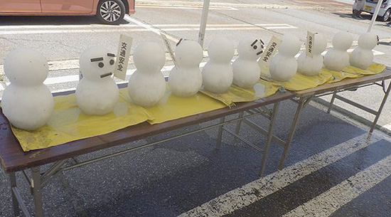 無事故でおゆき（お雪）　岐阜県飛騨署が季節外れの雪だるま並べる