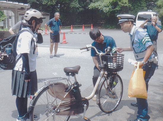 兵庫県川西署が管内高校で生徒の自転車を点検・整備