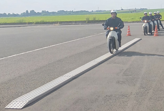 公務中の四輪・二輪の交通事故防げ　埼玉県警第一方面本部が安全運転講習