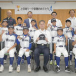 少年野球大会の優勝チームが長野県警本部長を表敬訪問