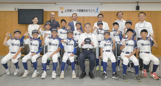 少年野球大会の優勝チームが長野県警本部長を表敬訪問