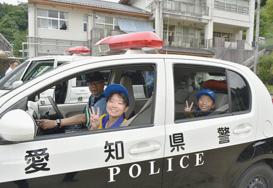 水難事故防止へ児童が呼びかけ　愛知県足助署と御蔵小が河川をパトロール