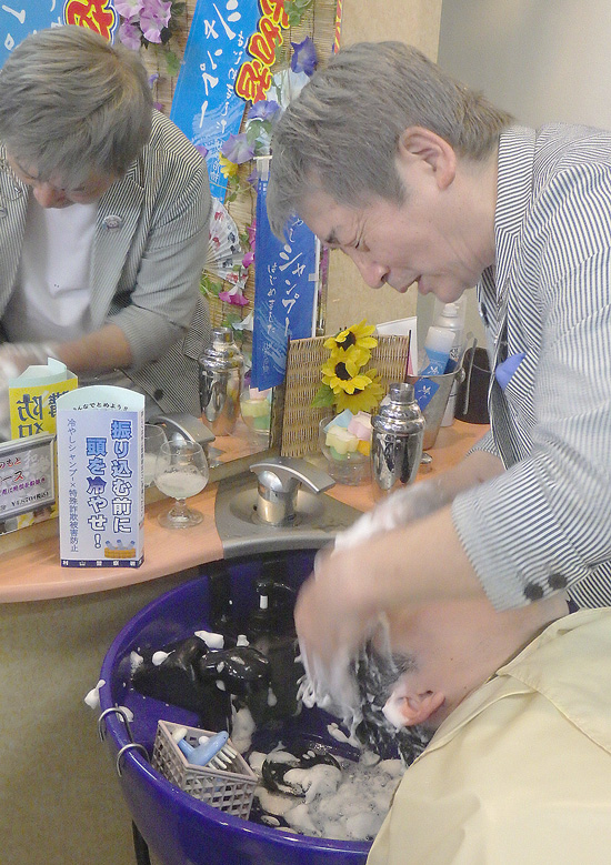 冷やしシャンプーで冷静に　山形県村山署が理容組合と詐欺防止対策
