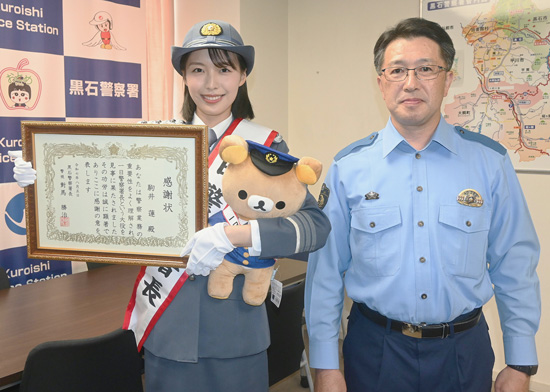俳優・駒井連さんを一日署長に　青森県黒石署が防犯等の広報啓発活動