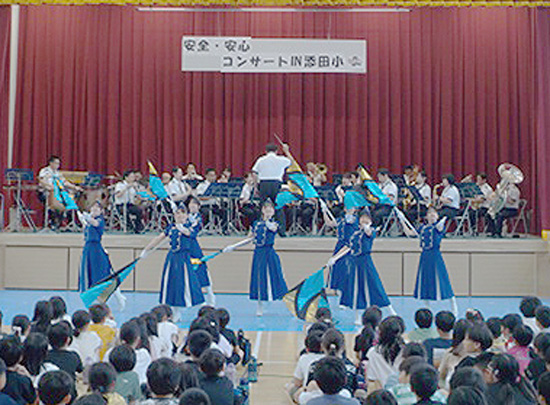 福岡県田川署が管内小学校で安心・安全コンサート