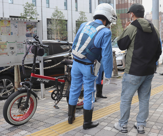 警視庁がモペットの違反指導取締り　無免許等での取締件数は今年657件