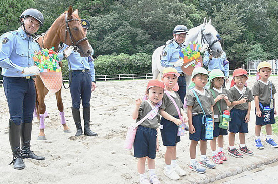 京都府警平安騎馬隊に新馬2頭が入厩　任命式を挙行