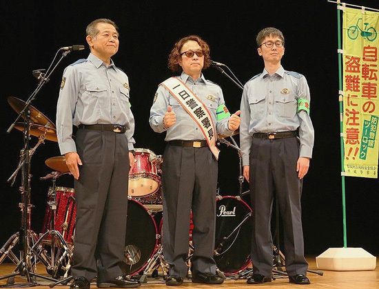 特殊詐欺防止へ GLAYサポートドラマーのTOSHIさんが宮崎県都城署の一日署長に