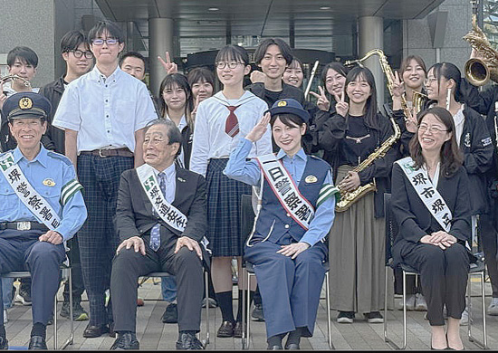 大阪府堺署が交通安全特別警戒隊の出発式　タレント迎え事故防止を呼びかけ