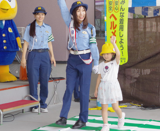 愛知県小牧署が交通安全啓発キャンペーン　須田亜香里さん迎え