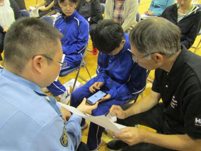 青森県警が聾学校で110番アプリシステムと新型赤色灯の広報活動