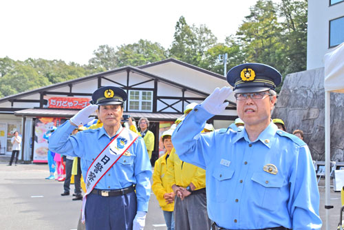 長野県阿南署は地元出身のタレントやご当地ヒーローと出発式開く
