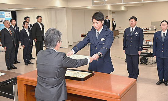 新潟県警が通信指令・無線通話技能競技会2連覇　本部長表彰行う