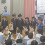 孫から祖父母に詐欺防止を呼びかけ　香川県丸亀署が幼稚園で啓発イベント