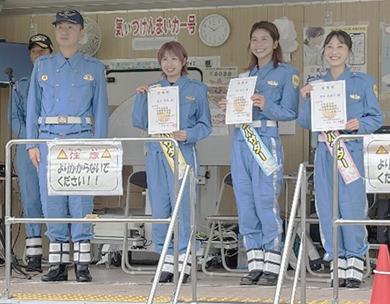 富山県警高速隊がタレント3人を一日隊長に　安全運転を呼びかけ