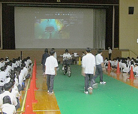 愛知県警が高校で「ながらスマホ」の危険性訴える取り組み