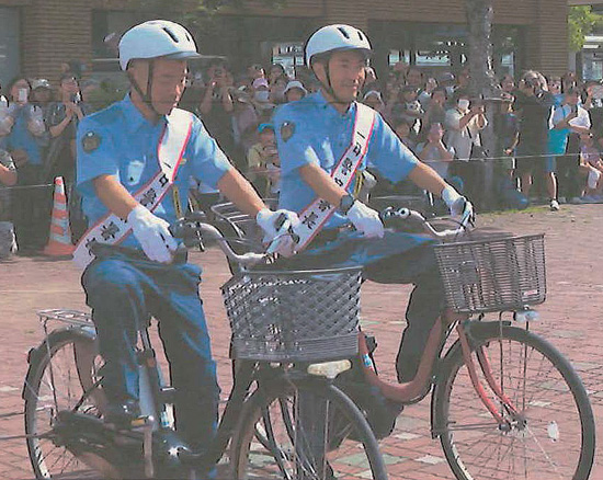 兵庫県川西署がお笑いコンビ迎え自転車の安全利用等訴え