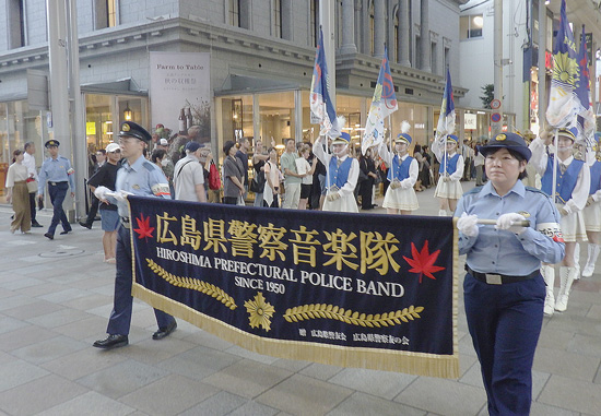 広島県警が市街地で犯罪被害防止の街頭パレード