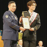 歌手・新浜レオンさんが交通安全等呼びかけ　福岡県折尾署のイベントで