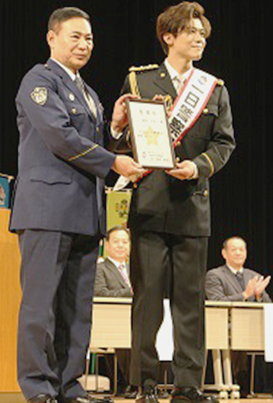 歌手・新浜レオンさんが交通安全等呼びかけ　福岡県折尾署のイベントで