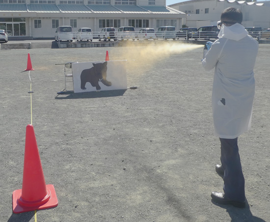 熊の出没に備え　群馬県警が撃退用スプレーの噴射要領を確認