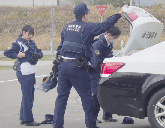 青森県警が緊急走行・事案対処訓練　高速度運転の技術学ぶ