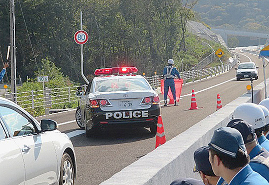 逆走事案に対応　兵庫県警高速隊が供用開始前の自動車専用道路で訓練