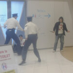 福岡県早良署が福岡タワーで初動対処訓練　無差別殺傷事案を想定し