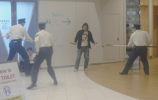 福岡県早良署が福岡タワーで初動対処訓練　無差別殺傷事案を想定し