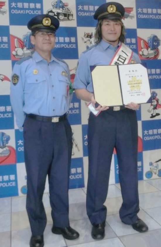 岐阜県大垣署でプロレスラー・棚橋弘至さんが防犯等を呼びかけ