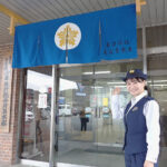 岡山県真庭署の正面玄関にのれん掲出　のれんの町から暴力団追放を呼びかけ