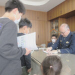 山形県天童署で職場見学会　署員家族約90人が参加