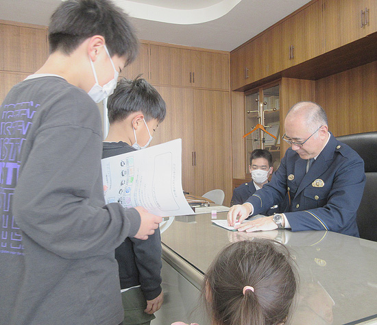 山形県天童署で職場見学会　署員家族約90人が参加