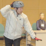 青森県青森署が老人クラブ連合会の研修会で交通安全講習