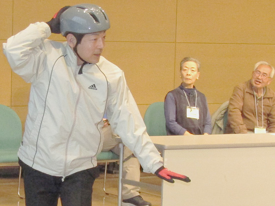 青森県青森署が老人クラブ連合会の研修会で交通安全講習