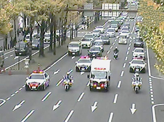 交通安全へ大阪府警が大阪市内ペースメーカー大作戦　幹線道路でパトカーが車列を組んで走行