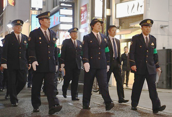 岡山県警が歳末特別警戒出発式とボランティアとの合同パレード