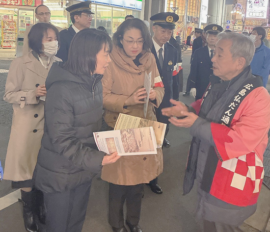 広島県警が年末の犯罪抑止活動で防犯ボランティアを激励