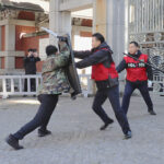 受験生の安全確保へ　警視庁本富士署が東大前で刃物所持事案の対処訓練