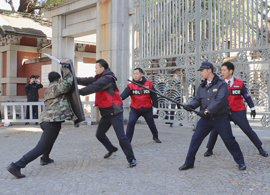 受験生の安全確保へ　警視庁本富士署が東大前で刃物所持事案の対処訓練