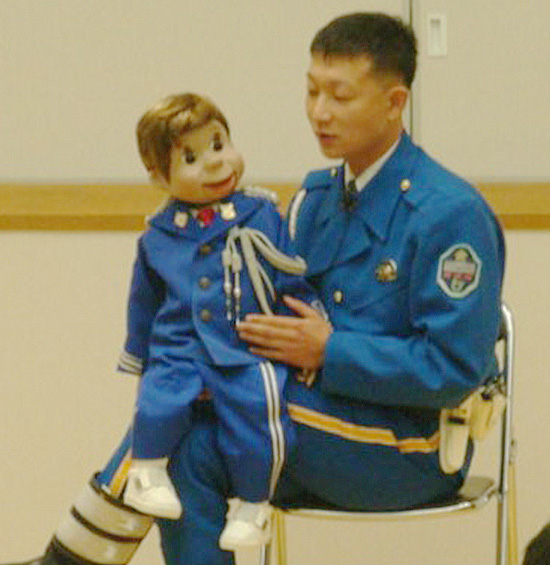 交通安全の腹話術技術の向上へ　鳥取県警が警察職員対象のコンクール