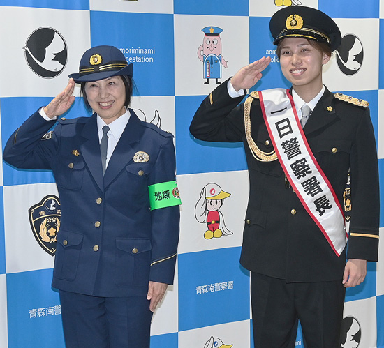 青森県青森南署がバドミントン五輪代表選手と年末の防犯活動