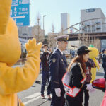 警視庁南大沢署が交通安全イベント開く　テレビアナウンサーがゆずり合いの安全運転を呼びかけ