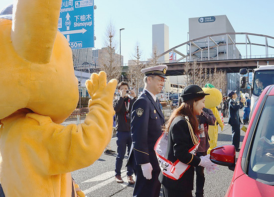 警視庁南大沢署が交通安全イベント開く　テレビアナウンサーがゆずり合いの安全運転を呼びかけ