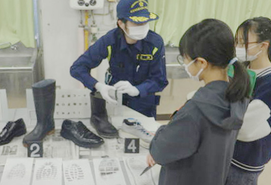 神奈川県都筑署が小学校で警察業務体験イベント開く