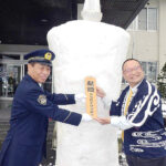 岐阜県飛騨署玄関に雪像ろうそく 交通安全を祈願