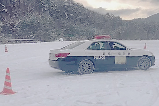 岐阜県飛騨地方3署と高速隊が積雪路面での車両訓練行う
