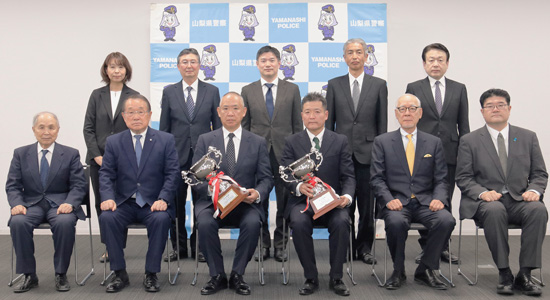 山梨県警で術科大会の表彰授与式　4種目総合で南甲府署と大月署が優勝